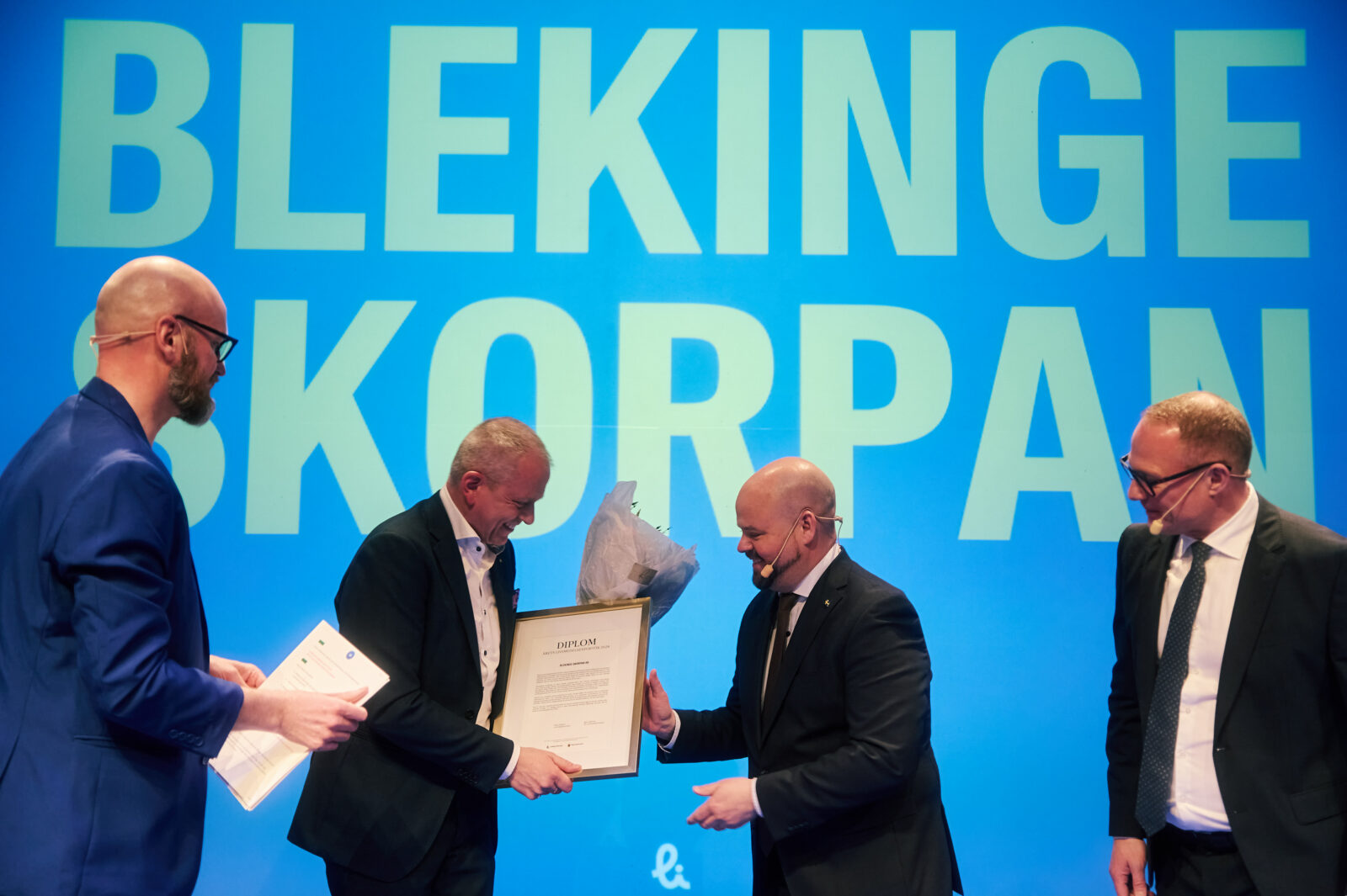 Christian NIlsson, vd för Blekinge Skorpan AB, fick ta emot priset Årets Livsmedelsexportör av landsbygdsminister Peter Kullgren och Livsmedelsföretagens vd Björn Hellman